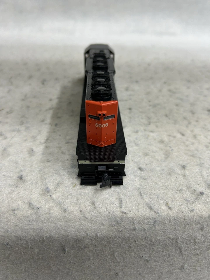 Colorido motor diésel KATO Canadian National SD-40 HO Foto 4 de 4