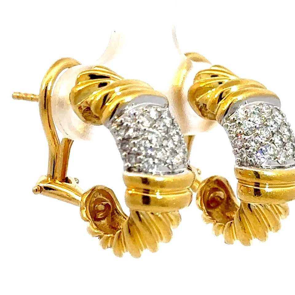 Pendientes tipo argolla de diamantes redondos de oro amarillo de 18 quilates David Yurman Foto 3 de 4