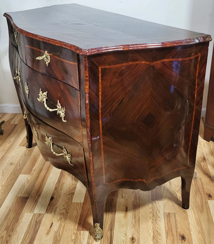 Cómoda antigua francesa del siglo XVIII Luis XV con incrustaciones de palo de rosa y BRONCE Foto 4 de 4