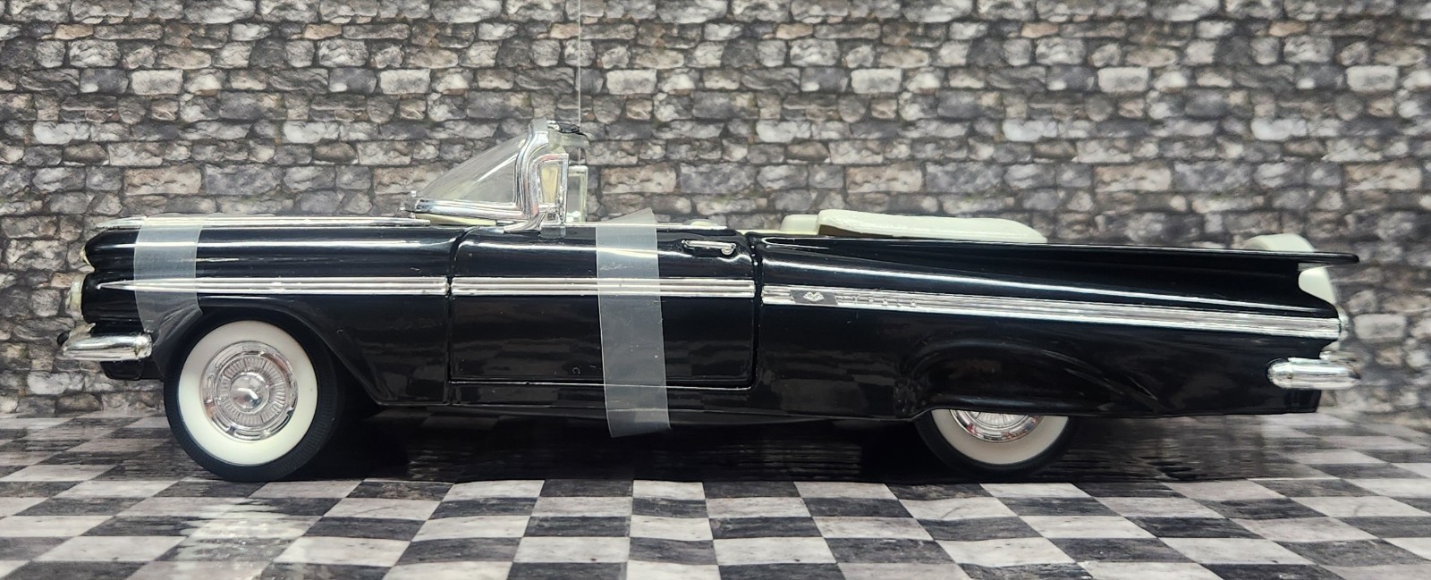 Yat Ming 1:18 Scale Road Signature Blk 1959 Chevrolet Impala Convertible [Loose]