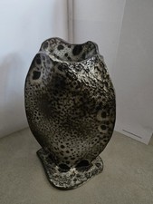 Particolare Vaso Design Brutalista Seppia , Donsimoni , Corti