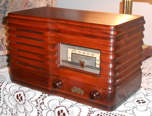 VINTAGE AIR KING TUBE RADIO RESTORED 252 WORKS GOOD! 1938 NICE WOOD CABINET!