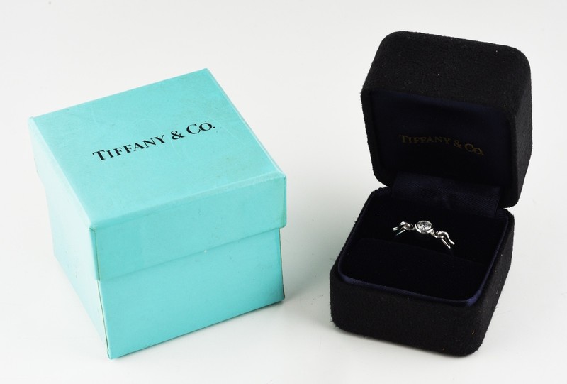 Vintage Tiffany & Co Peretti Diamond Swan ring in Platinum 4.0g; w/box