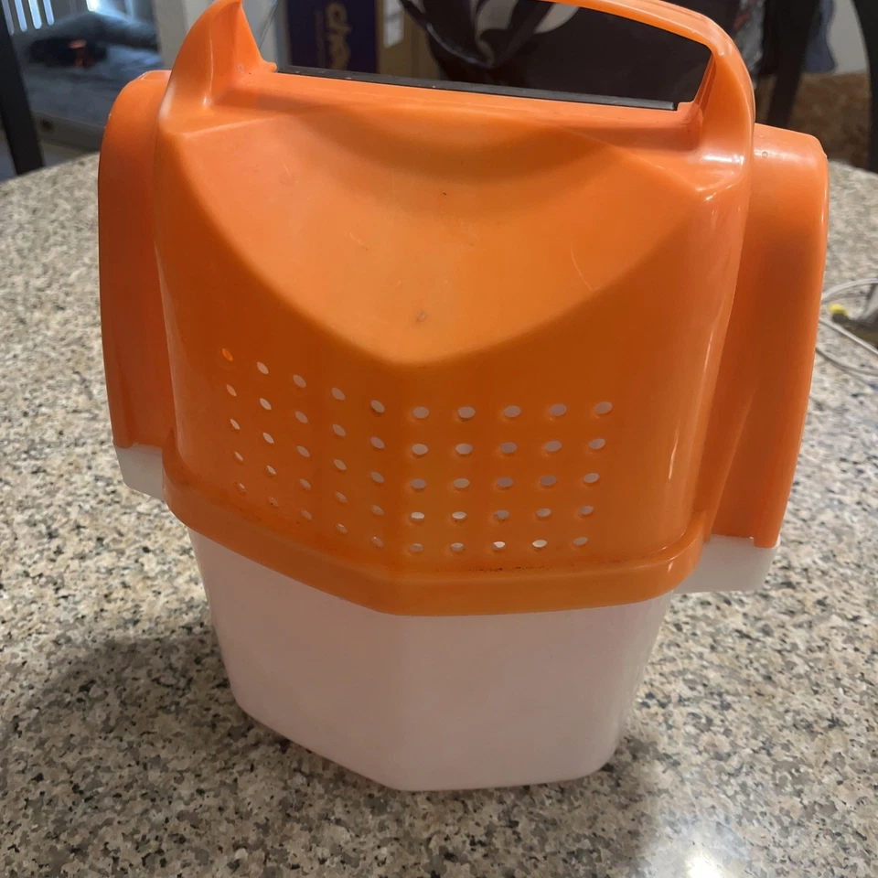 CONTENEDOR DE CEBO VIVO TROLL KING POR CHALLENGE PLASTICS Se adapta dentro de cubo de 5 galones Foto 2 de 2