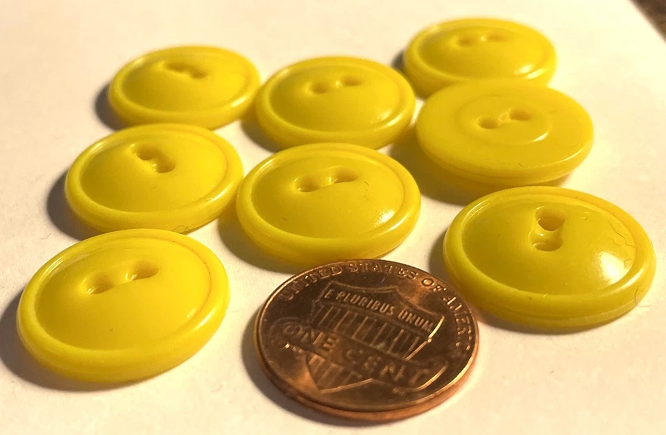 Juego de 8 botones vintage NOS abovedados de plástico amarillo brillante de 2 agujeros 3/4" 19 mm 14832 Foto 2 de 2
