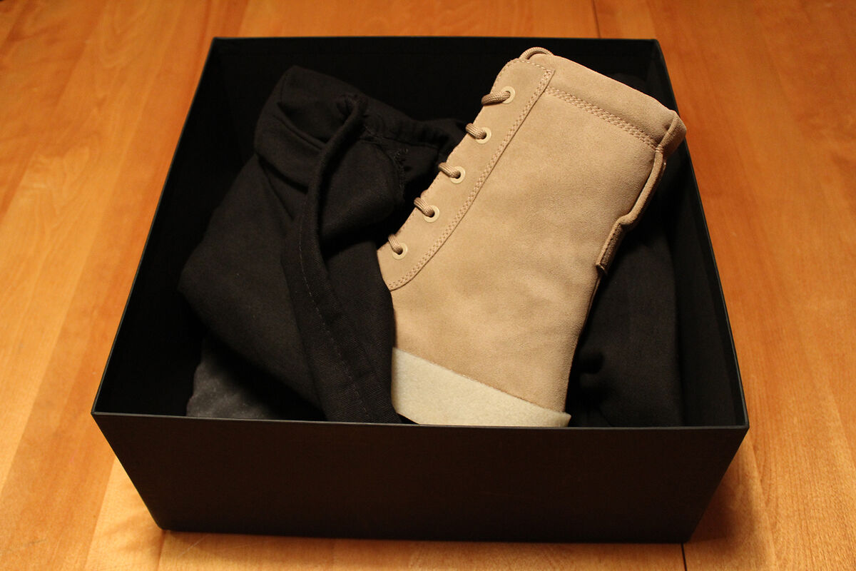 DS Yeezy Season 2 Crepe Boot Size 9 US EUR Luxury Taupe DS Yeezy Season 2 Crepe Boot Size 9 US EUR Luxury Taupe