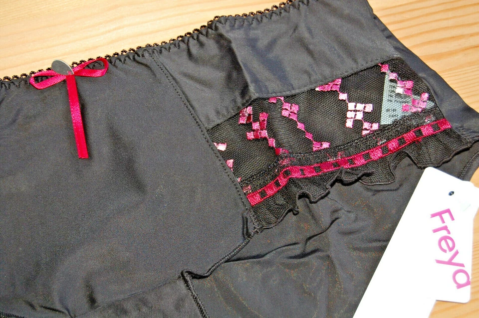 NEU Short Gr. XS FREYA schwarz rot aktuell top exklusiv Sale Geschäftsaufgabe - Bild 2 von 2