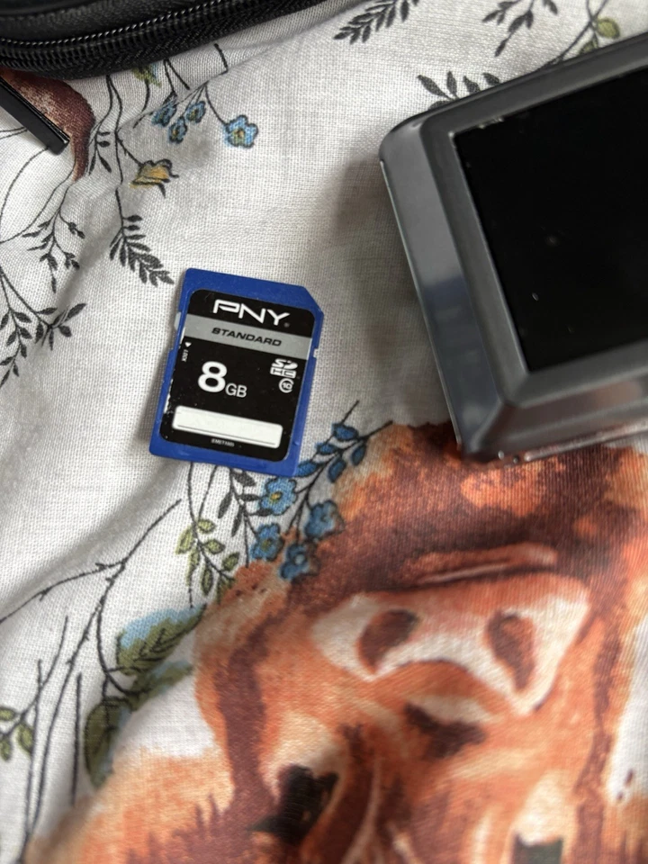 Polaroid Digital Camera iE826 18.0MP  Tested But Doesnt Seem To Hold Charge - Image 4 of 4