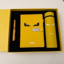 Set regalo mostro giallo Fendi - penna per quaderno e bicchiere da tè - occhio