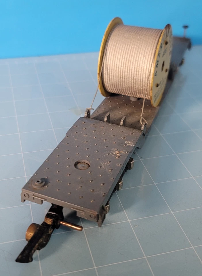 CB8: Vintage American Flyer 7210 Erie Flatcar Metal Reel Wood Cable Load S Gauge - Image 3 of 4