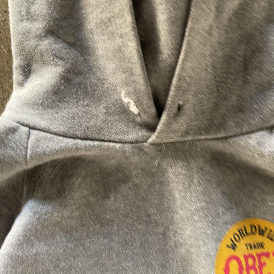 Moletom com capuz Obey masculino cinza médio logotipo propaganda mundial traseira - Imagem 3 de 4