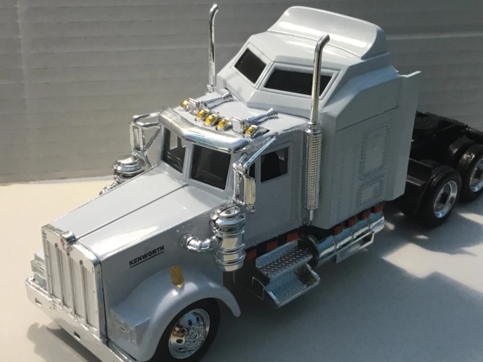Tractor y remolque Kenworth W900 de NEWRAY escala 1/43 nuevo RARO gran detalle Foto 3 de 4