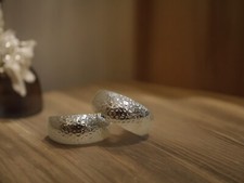 NEW MEDIUM ROUND HOOP EARRINGS SILVER HAMMERED PUSH PIN LIGHT WEIGHT 1.5