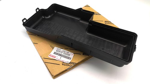 8267233240 NEW Genuine FOR TOYOTA CAMRY (ACV MCV30) 2001-06 COVER Junction block - Picture 6 of 6