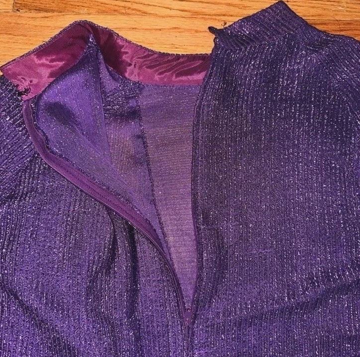 Vestido vintage años 60 púrpura lúrex brillante línea A con mangas campanarias Foto 3 de 3