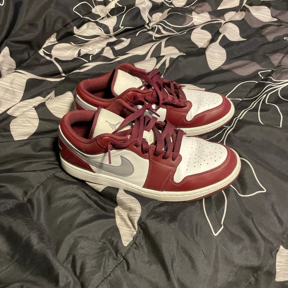 Air Jordan 1 Retro Bajo Burdeos talla 10 usado dos veces viene con caja Foto 4 de 4