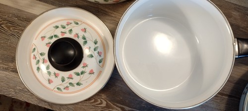 Vintage 7 Piece Gibson Porcelain Enamel Pots And Pans Set In It's The Berries - Picture 11 of 24