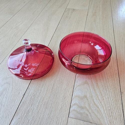 Vintage Red Flash Glas Bonboniere mit geätztem Blumenmuster im Deckel - Bild 2 von 7