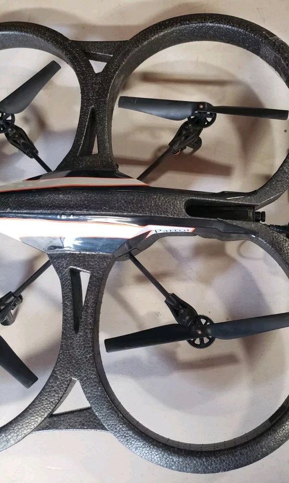 Drone Parrot AR 2.0 RC con batería y algunos daños en espuma Foto 2 de 4