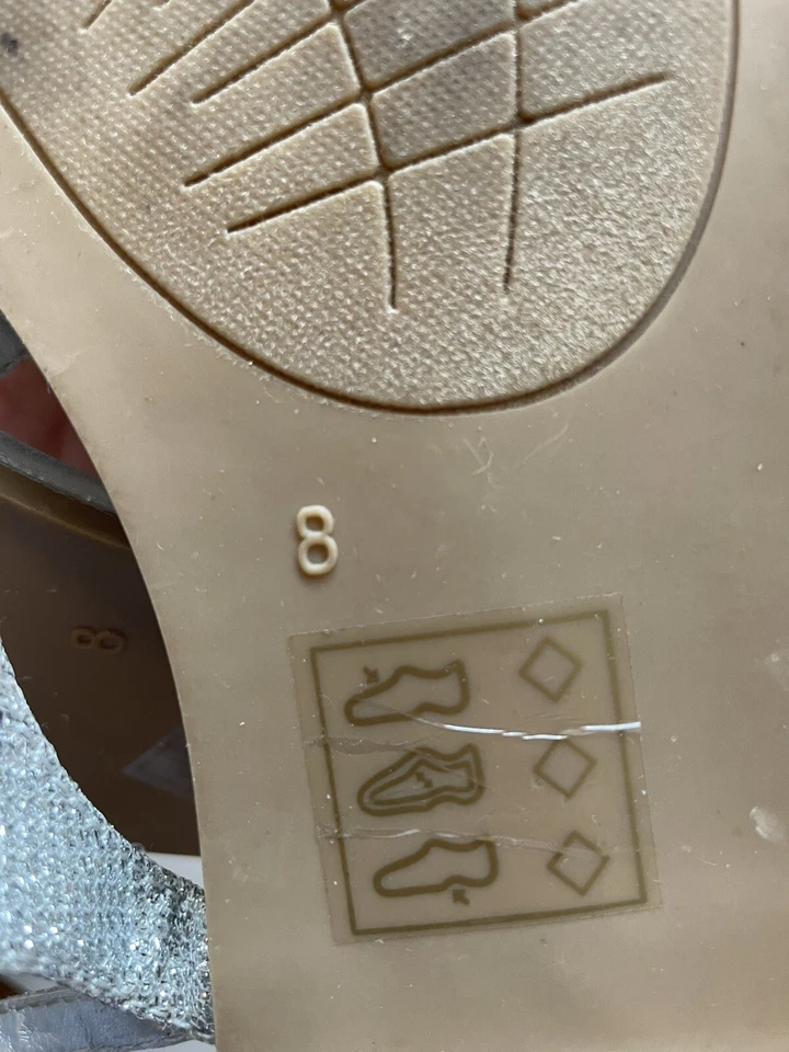 Call It Spring Tanga Sandalias Planas Correa al Tobillo Talla 8 Color Plata Foto 4 de 4