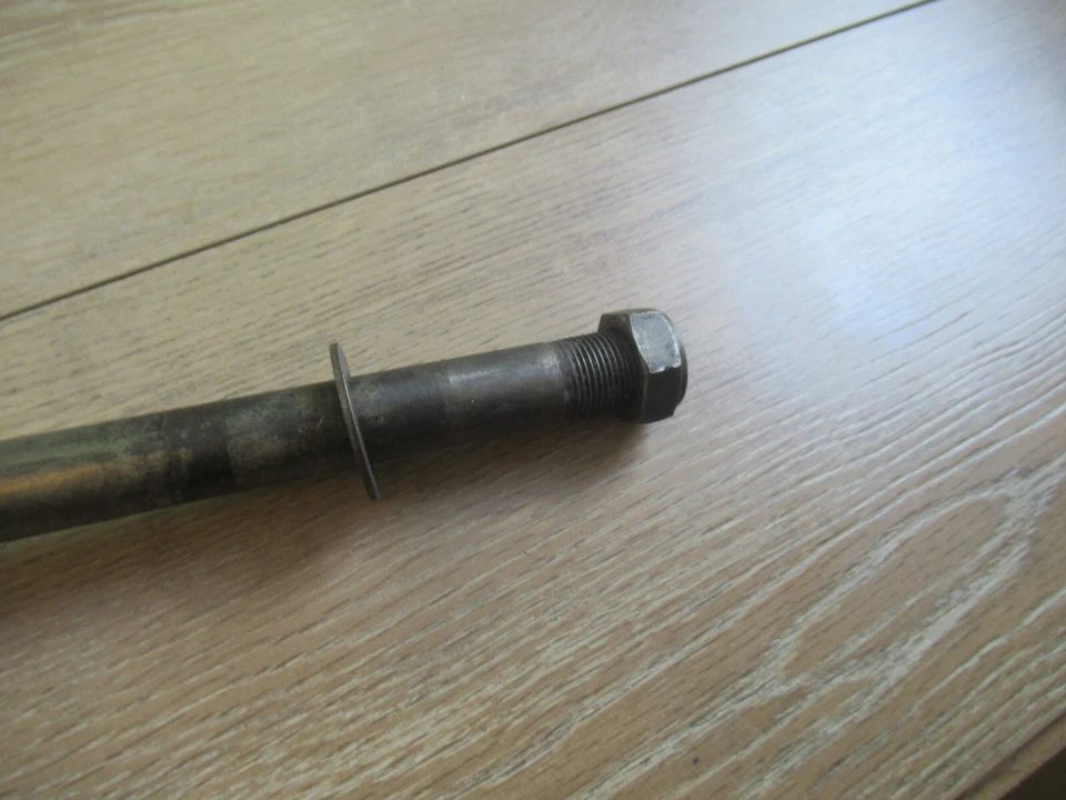 KLX 650 KAWASAKI * 1996 KLX 650R 1996 EJE TRASERO Foto 2 de 3