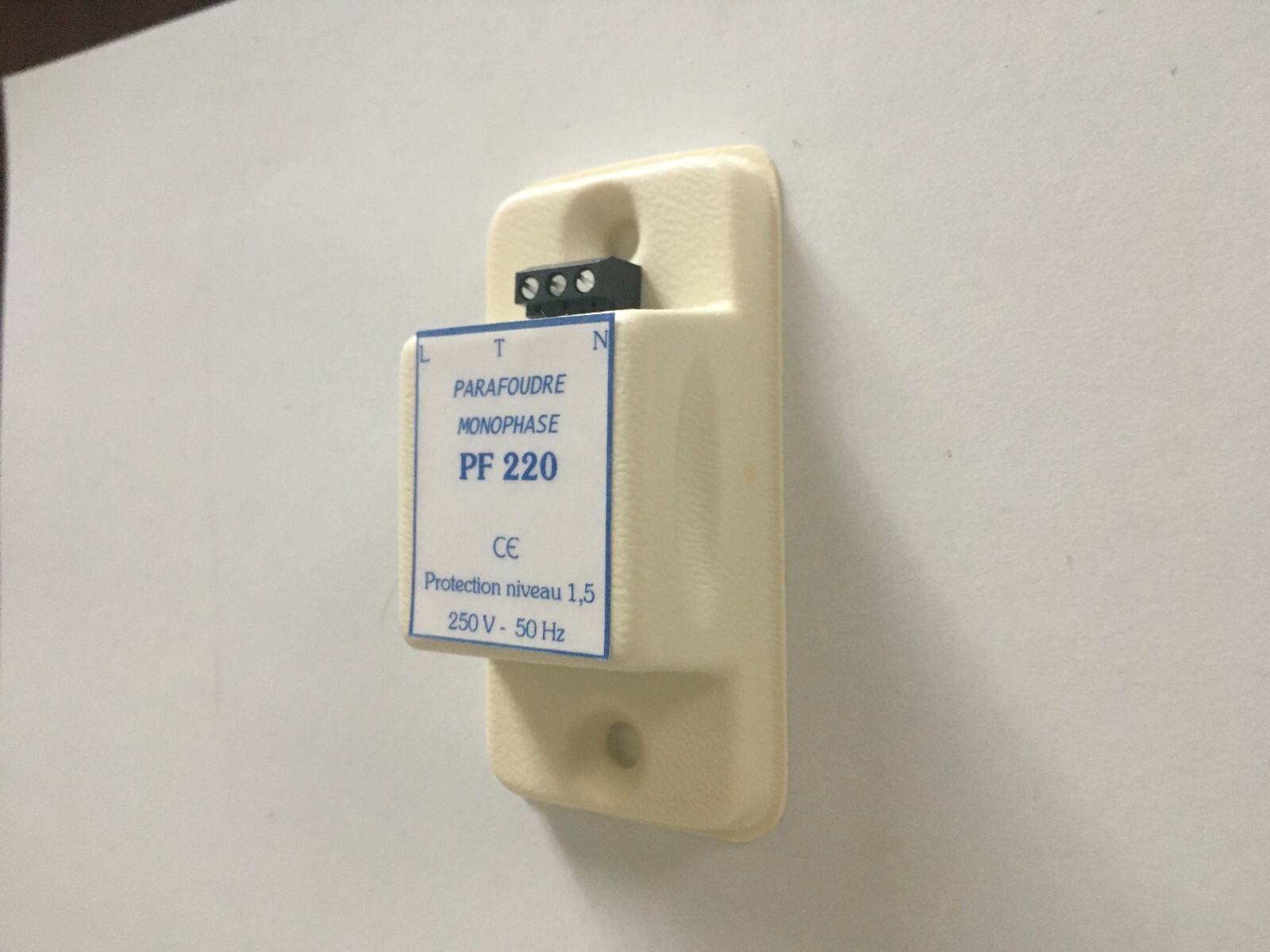 Parafoudre monophase PF 220 protégez vos appareils multimédia