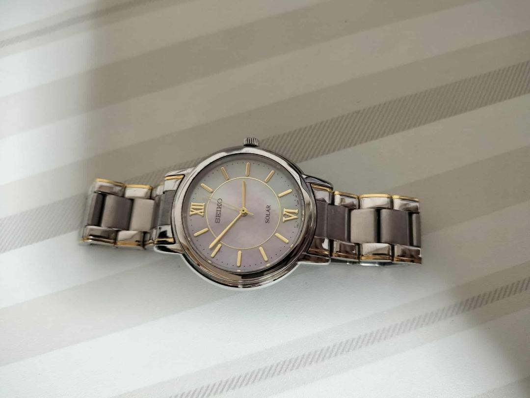 Seiko Solar Gold Silver V181-0Ad0 Watch with Operation Features