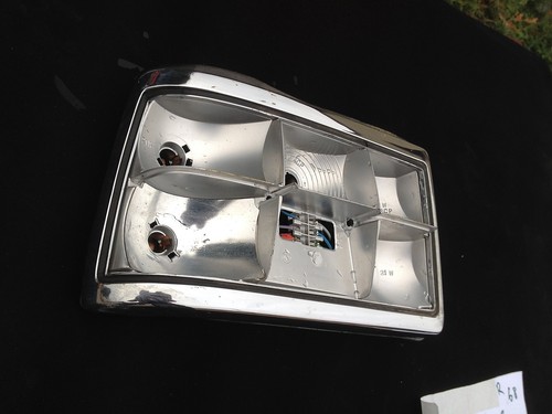 R68/  BMW 5er E12    Rücklicht Rückleuchte Lampenträger  /