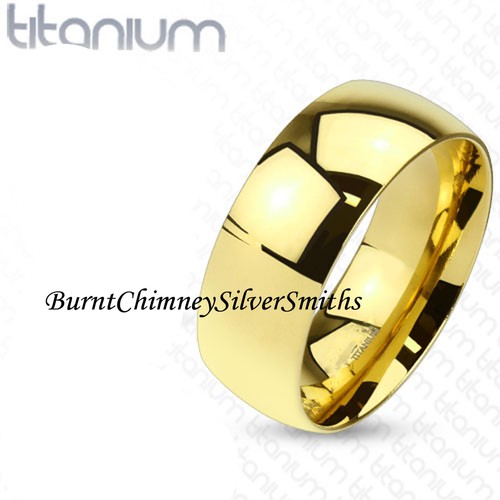 Anillo clásico abovedado de titanio sólido y oro grabado láser opcional disponible 4383 - Imagen 2 de 7