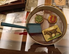 Giochi in latta vintage. Setaccio con paletta e formine