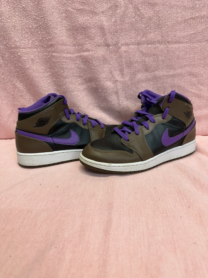 Air Jordan 1 Mid "Purple Mocha" Palomino Wild Berry Hombre Talla 7Y Mujer’s 8.5 Foto 2 de 4