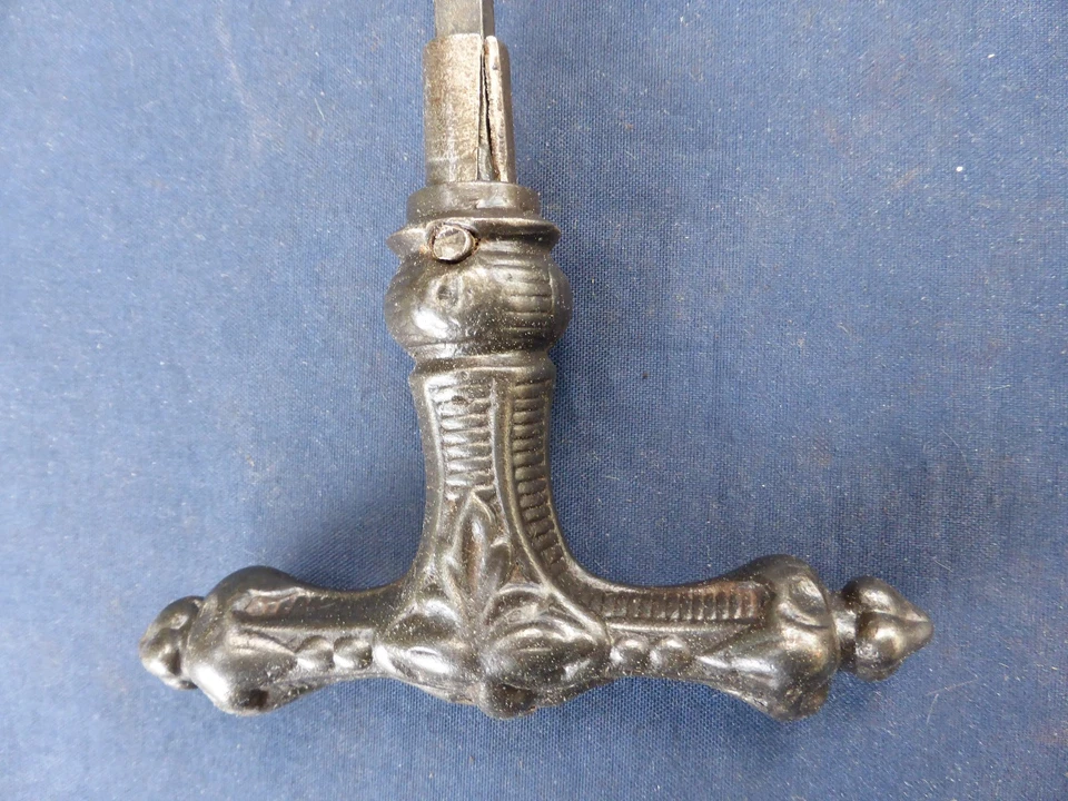 Poignée ancienne fonte décoré Carré de 6 Largeur 9,5 cm Porte - Photo 2/4