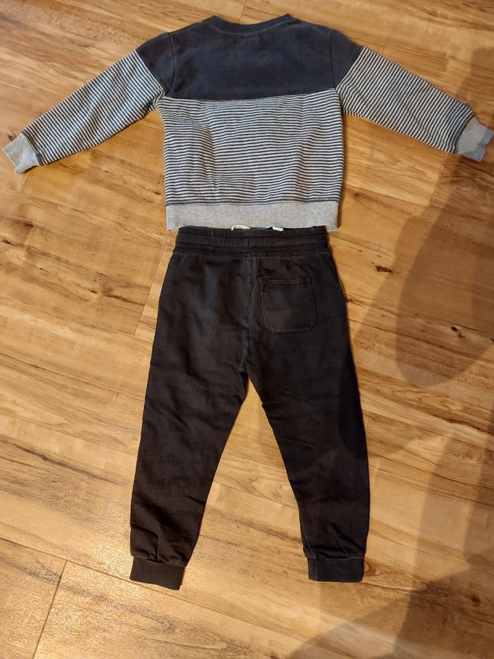 Jogginganzug - Set mit Pullover und Hose - Gr. 104 - C&A -grau/schwarz gestreift - Bild 2 von 3