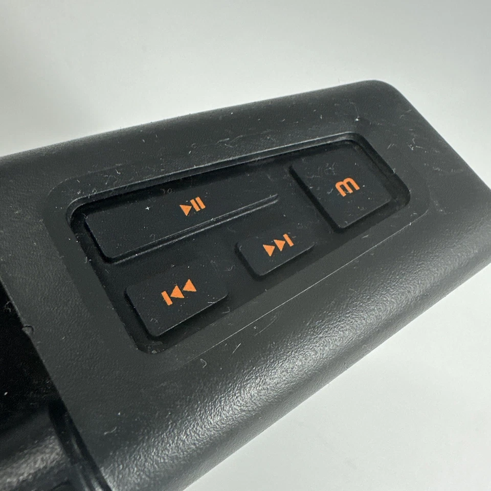 Eton Soulra Solar Powered Sound System For Older Model Apple iphones ipods - Image 4 of 4