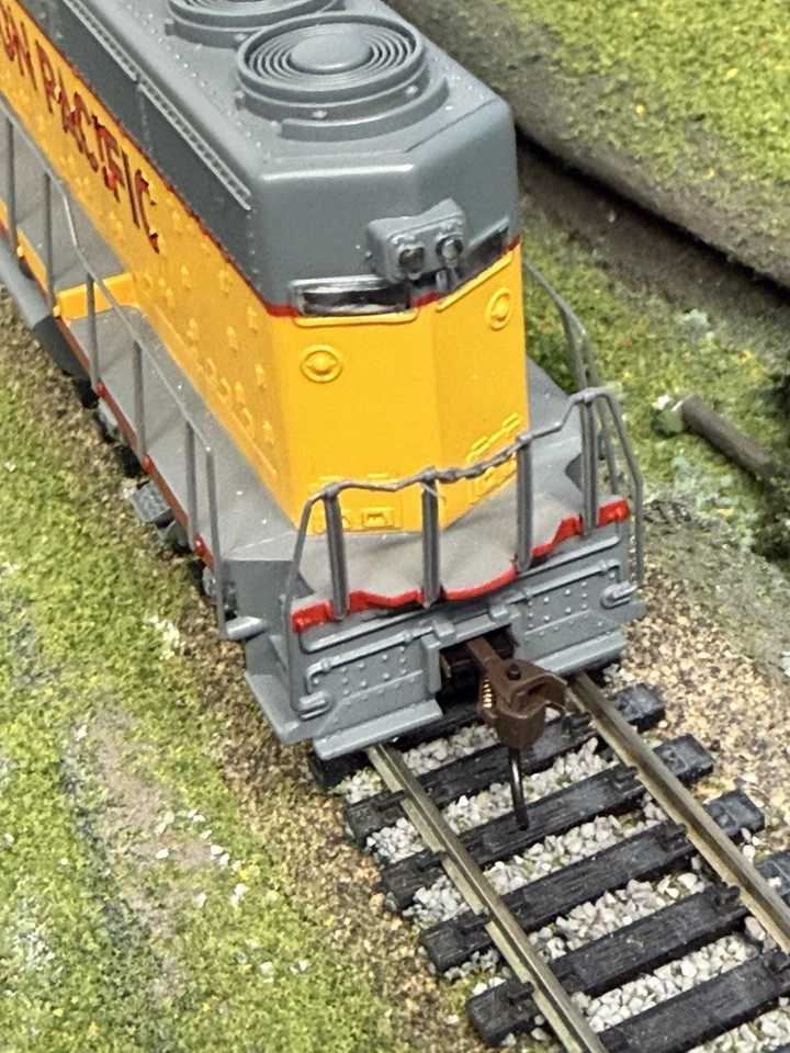 Bachmann HO Scale UNION PACIFIC EMD GP40 Diesel Locomotive DCC EQUIPPED 60301 - Image 3 of 4