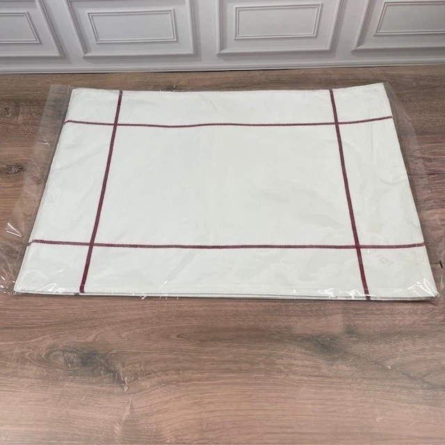 Pampered Chef 白色和蔓越莓窗玻璃餐巾 4 件套全新带包装 — 第 3/4 张图片