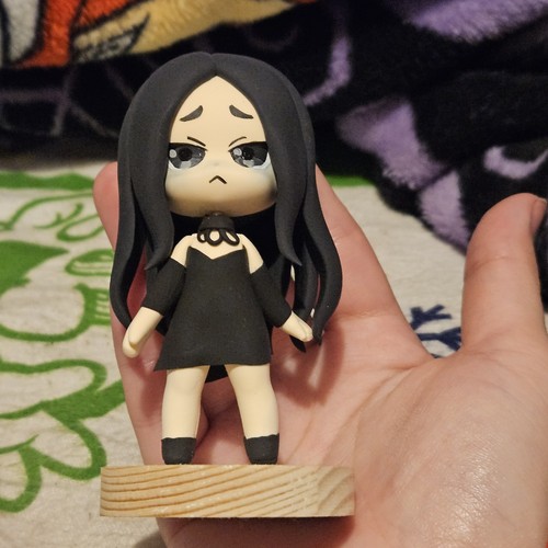 Custom Clay Chibi Gothic Anime Girl 4" Figure With Wooden Stand — Cute Sculpture - 第 8/8 張圖片
