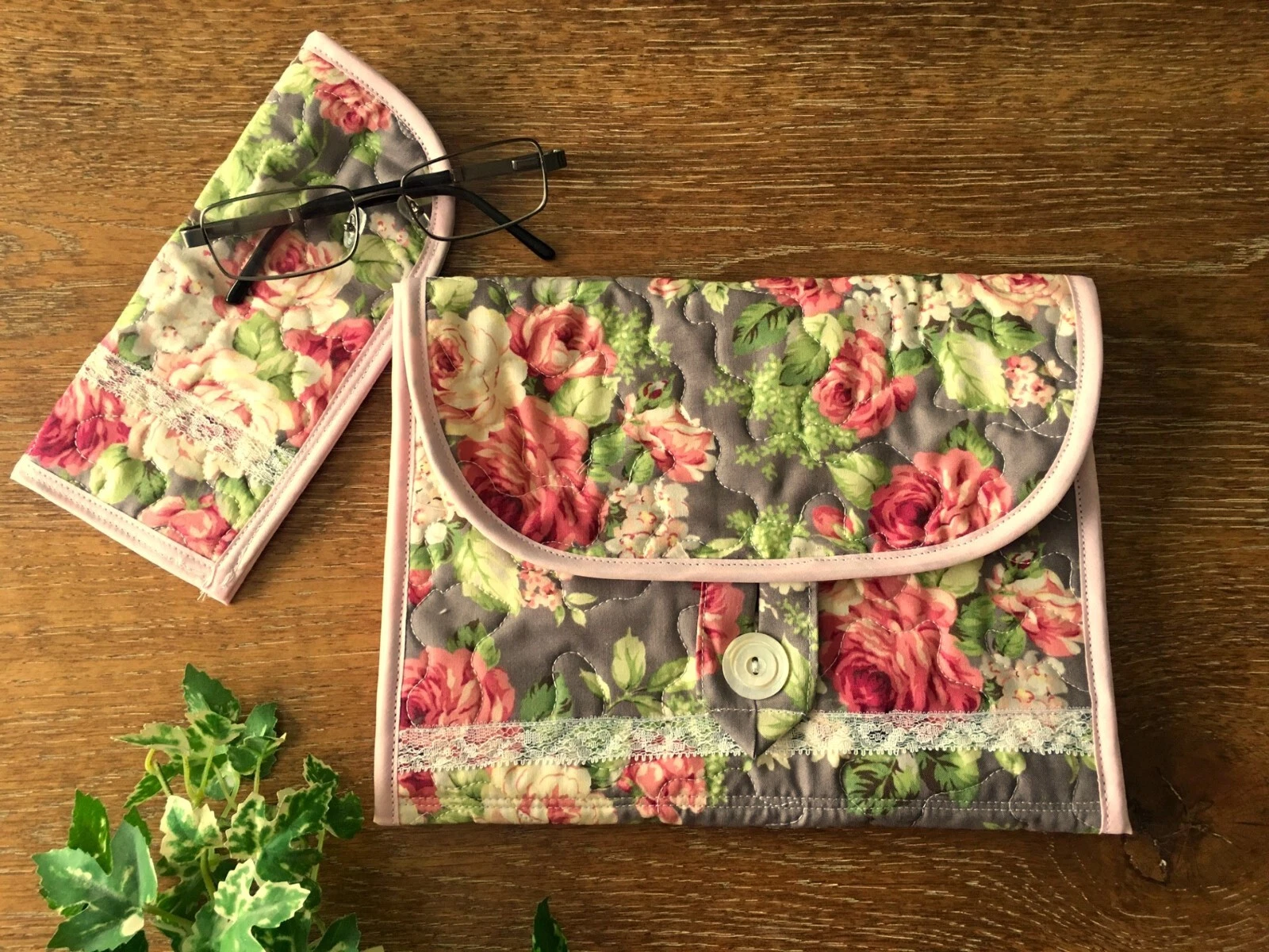NEW 2pc Set! Romantic PiNK ROSES QUILTED MAKEUP BAG Organizer & Eyeglass Case