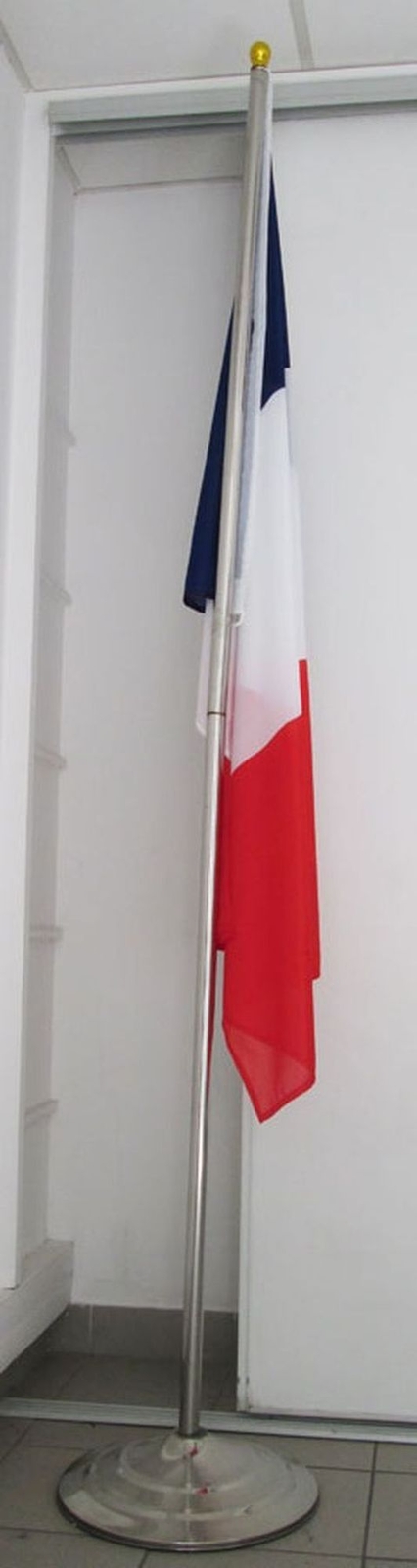 Porte-drapeau mural en métal avec support et pointe boule noire