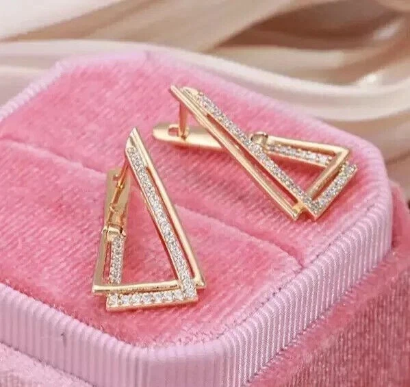 Pendientes Huggie/Hoops únicos de diamantes simulados redondos de 2,0 quilates enchapados en oro rosa de 14 k Foto 4 de 4