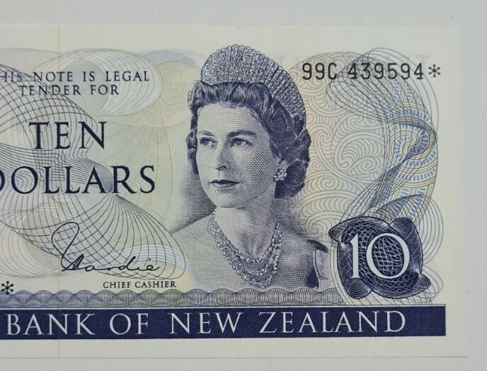 1977 -81 NEW ZEALAND 10 DOLLARS "REPLACEMENT" QE II GEM UNC 'HARDIE' [P-166d*]  - Image 3 of 4