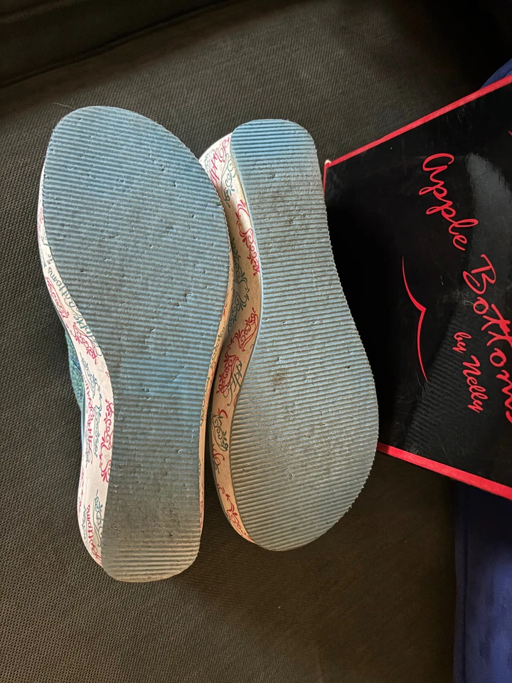 Сандалии на платформе с замысловатым бисером Apple на низких каблуках - Изображение 4 из 4