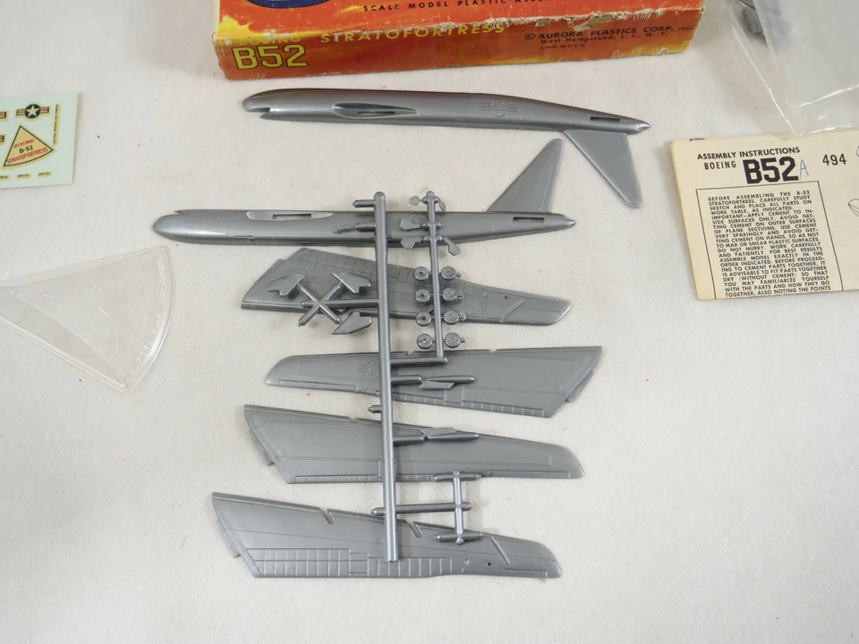 Aurora N.494-49 Aereo B52 Stratofortress Kit 1/270 Jamais Montato IN Scatola - Immagine 4 di 4