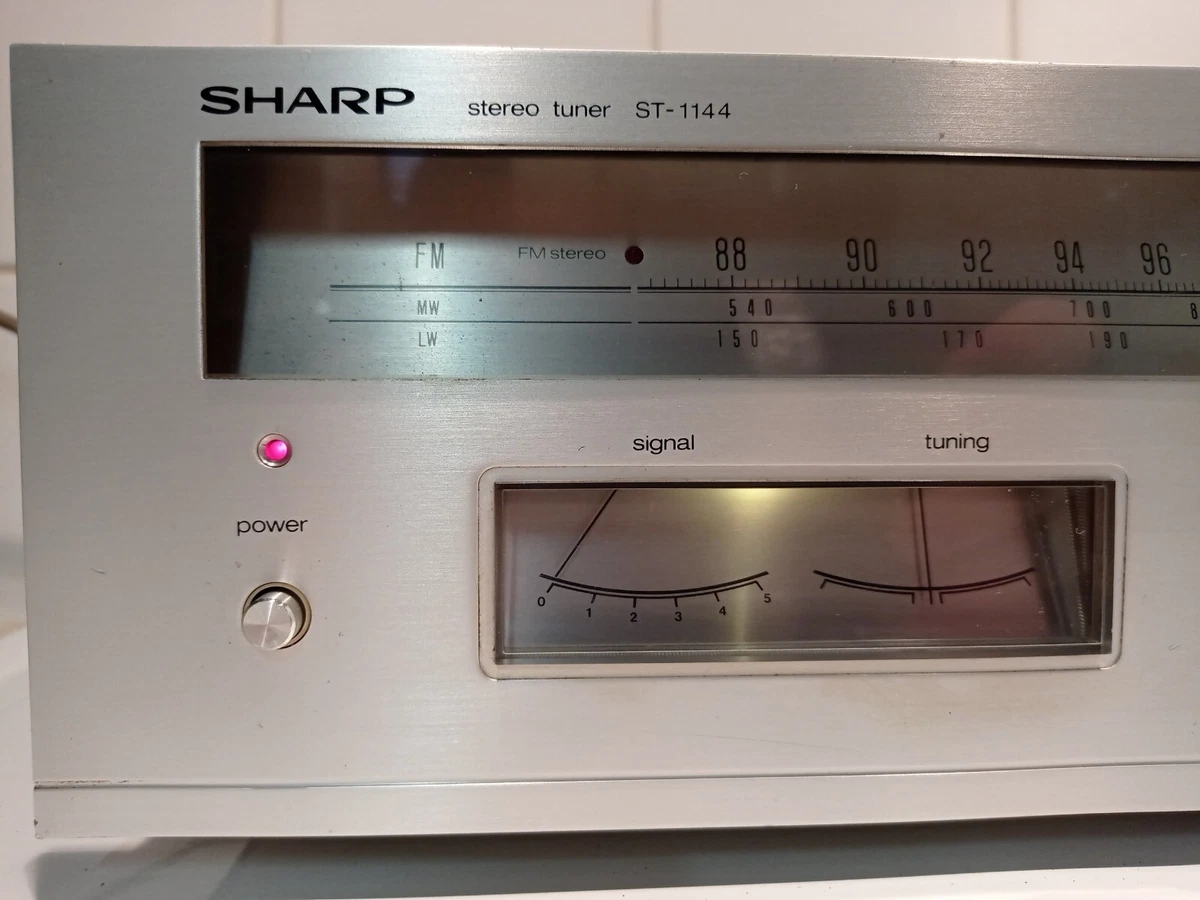 Sintonizador estéreo Sharp ST-1144 funciona