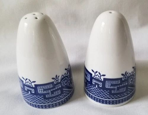 NEAR-MINT CHURCHILL BLUE WILLOW SET OF SALT & PEPPER  SHAKERS EXCELLENT 