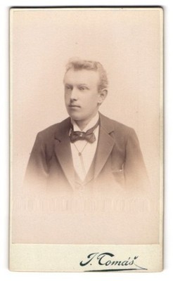 Fotografie J. Tomás, Prag, Wenzelsplatz 785, Heranwachsneder Bursche im edlen G 