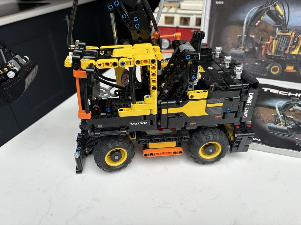 LEGO Technic 42053 Volvo EW160E, photo 3 of 5
