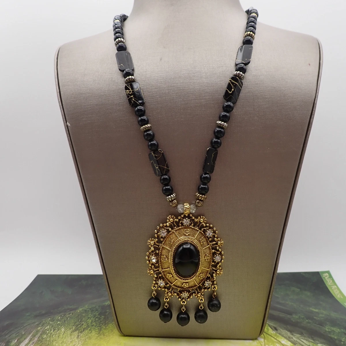 Celebrity Mom Necklace 2025