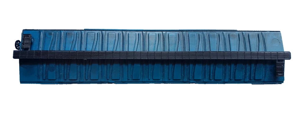 Model Power #269976 HO Conrail Blue Box Car, Good Condition Weathered Pre-Owned - Image 4 of 4