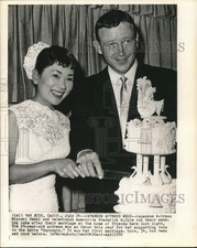 1958 Press Photo Miyoshi Umeki and Frederick Opie cut their wedding cake